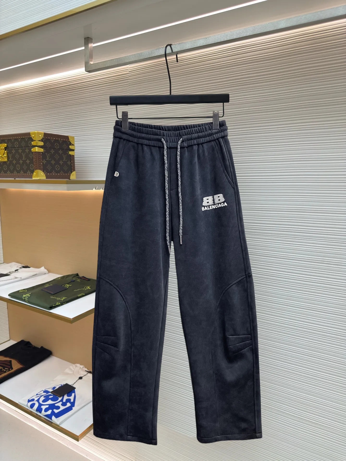 Balenciaga 🆕2026 Autumn and Winter New Arrival Casual Pants! The official website will be released simultaneously. Brand Classic LOGO casual pants, customized fabrics, excellent comfort and strong touch. Highly recognisable, perfect appearance and craftsmanship. Size:M-3XL